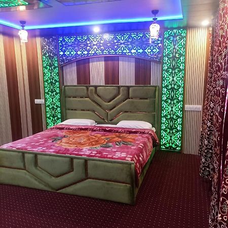Backyard Stays With Dal Lake View Srīnagar Esterno foto