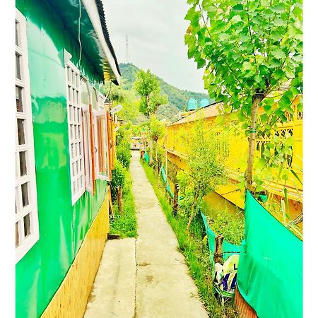 Backyard Stays With Dal Lake View Srīnagar Esterno foto