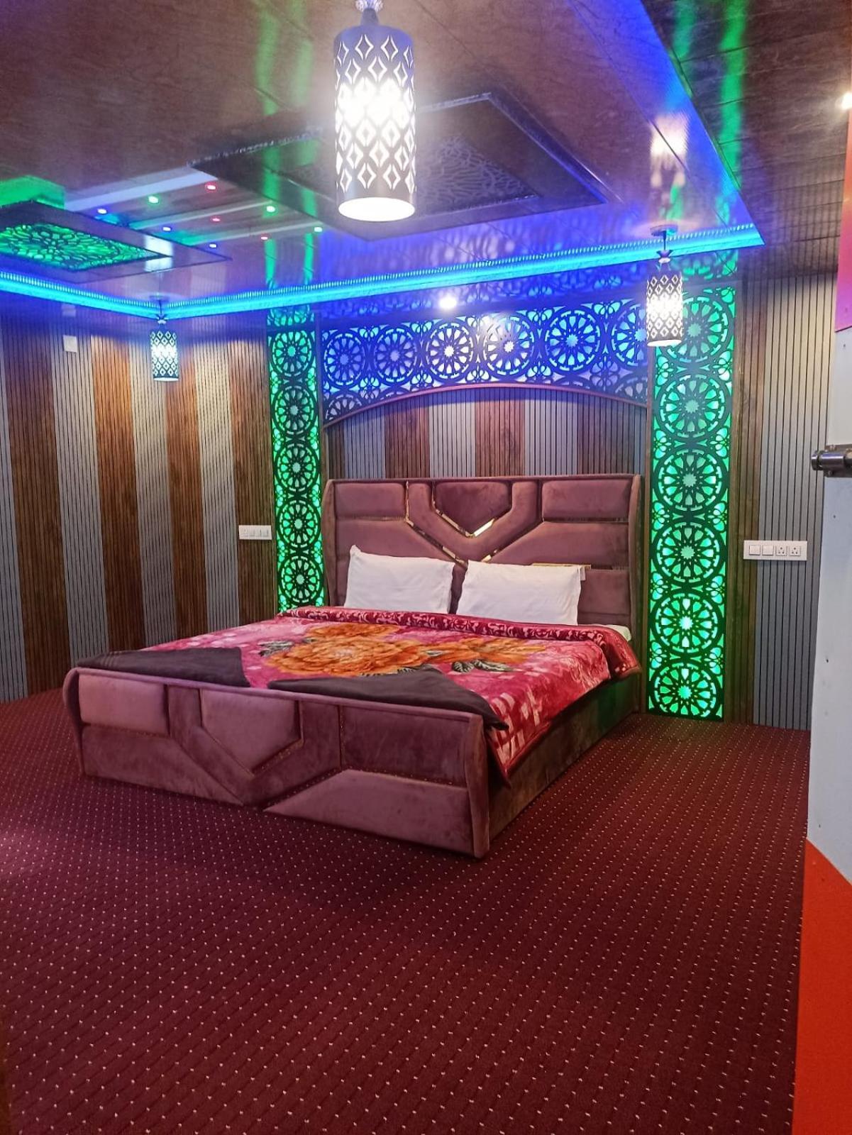 Backyard Stays With Dal Lake View Srīnagar Esterno foto