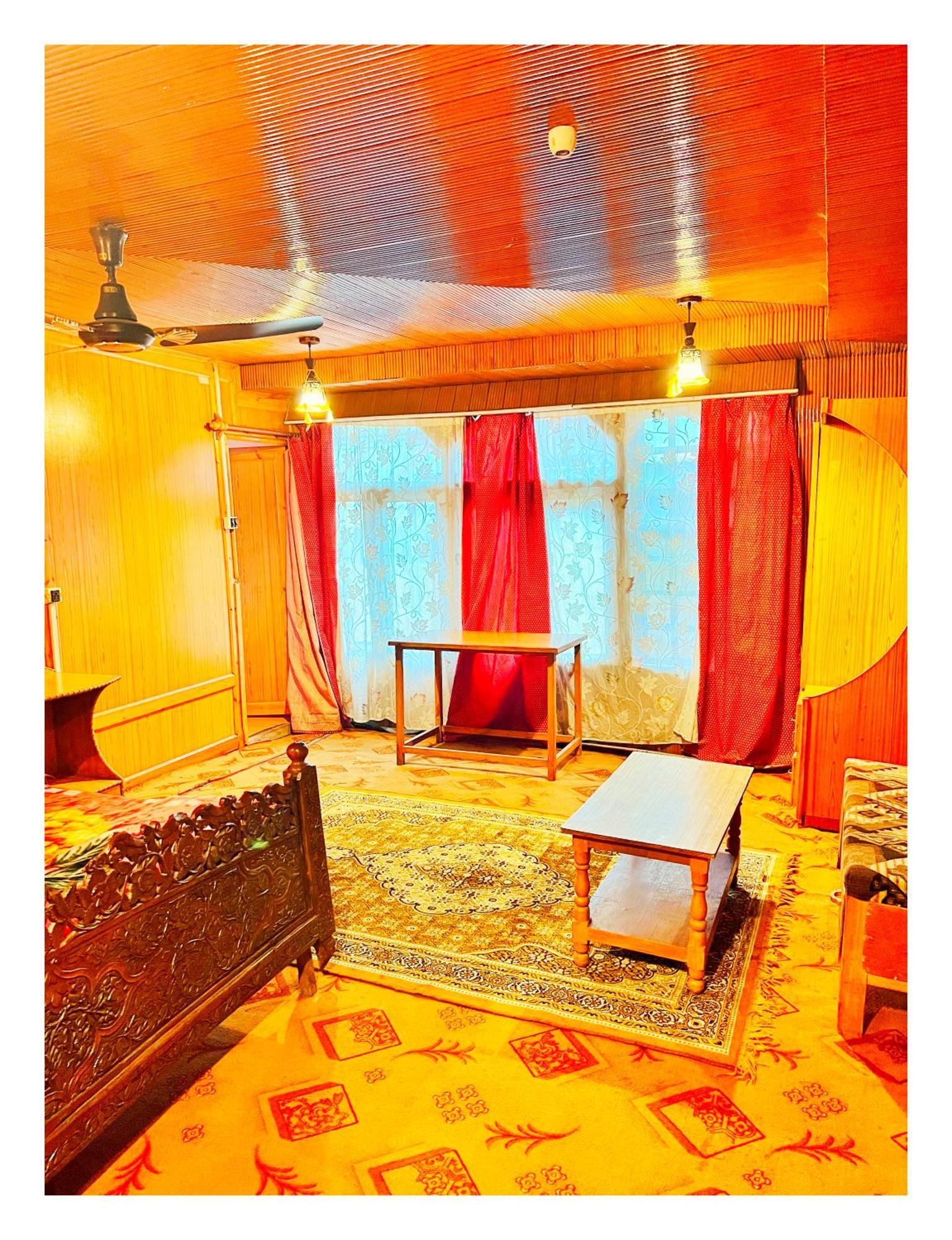 Backyard Stays With Dal Lake View Srīnagar Esterno foto