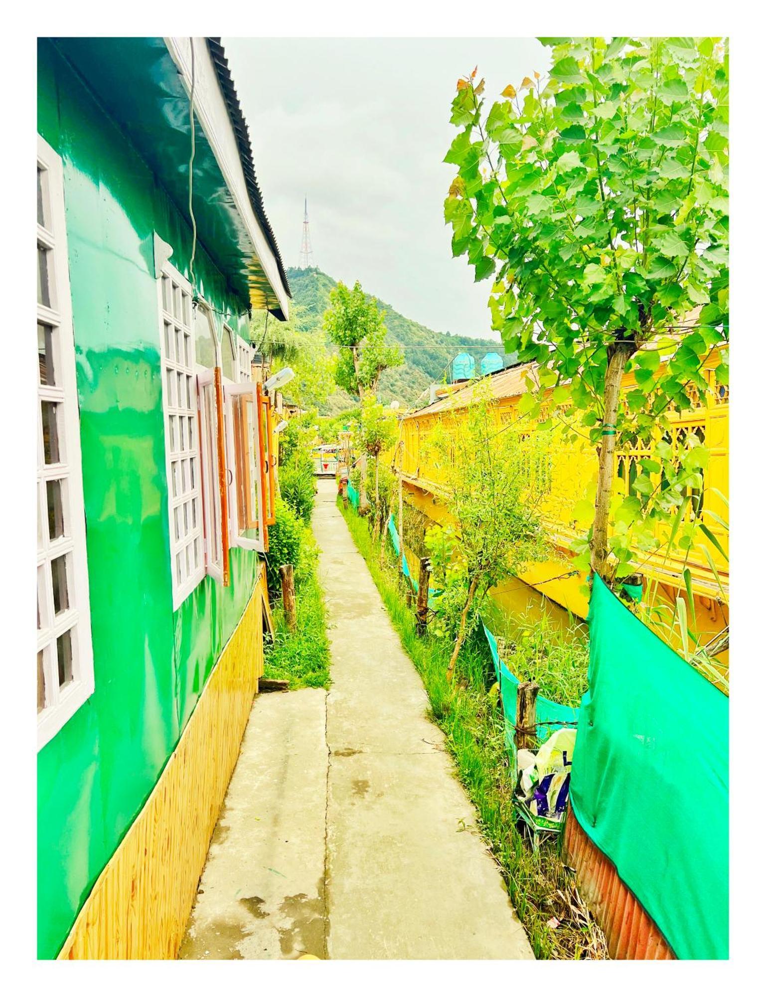 Backyard Stays With Dal Lake View Srīnagar Esterno foto